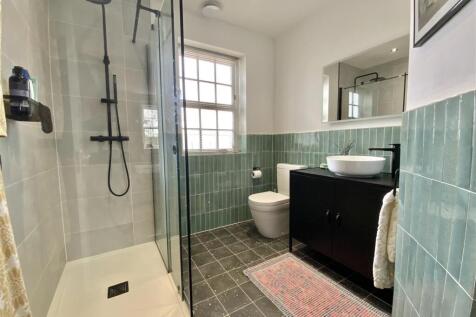 Bedroom 1 - En-suite