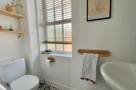 Cloakroom (First Floor)