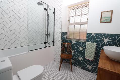 Family Bathroom (Second Floor)