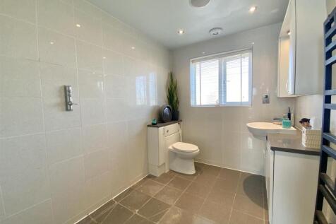 Bedroom 1 - En-suite