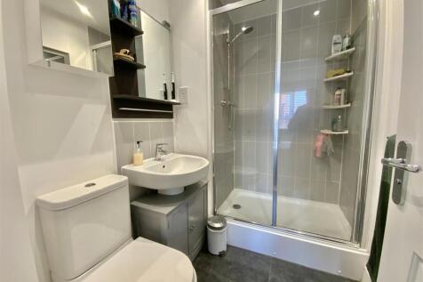 Bedroom 1 - En-suite