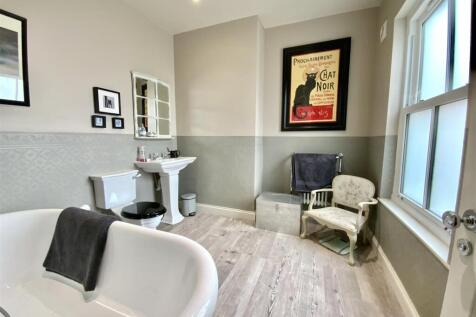 LargeFamily Bathroom