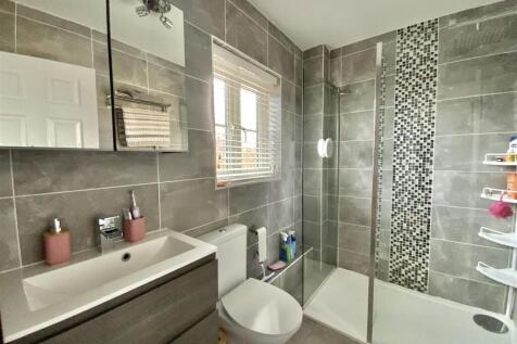 Bedroom 2 - En-suite