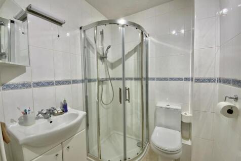 Bedroom 1 - En-suite
