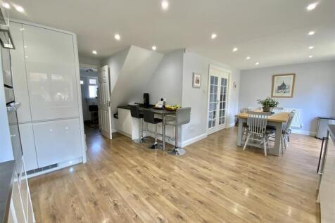 Kitchen/ Dining Room