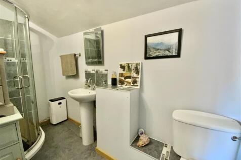 Bedroom 1 Ensuite (Ground Floor)