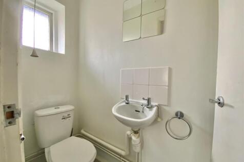 Cloakroom (First Floor)