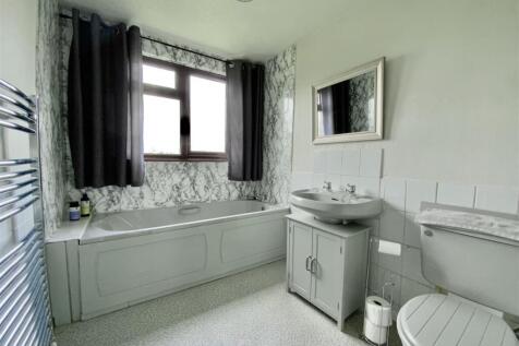 Bathroom (First Floor)