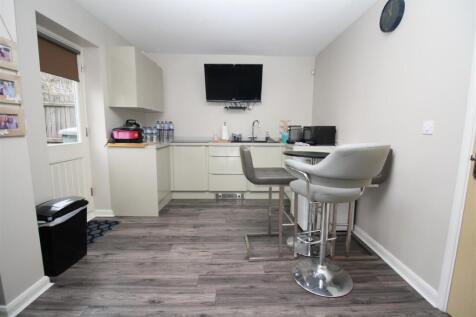 16 Wraxall Way Family room b.JPG