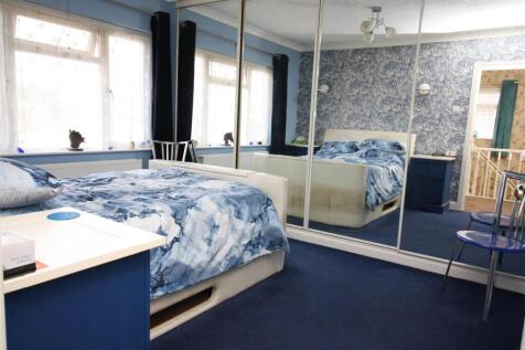 29 Staple bedroom 2a.JPG