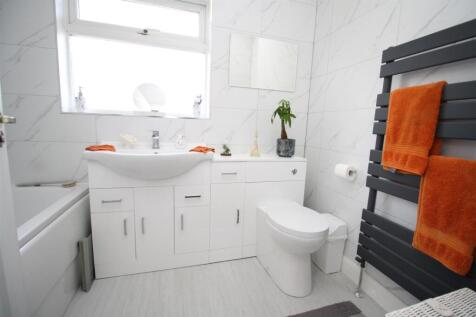 29 Staple bathroom.JPG