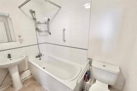 MAIN BATHROOM.jpg