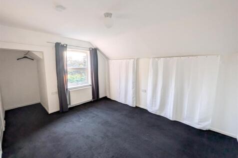 Middle bedroom without stuff.jpg