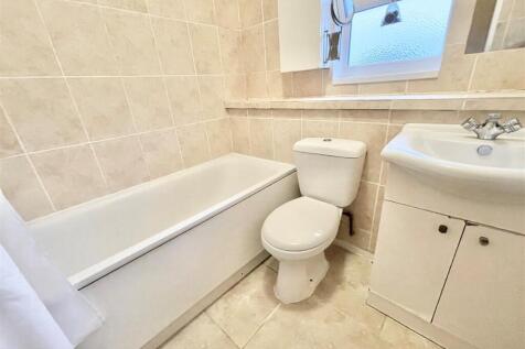 MAIN BATHROOM.jpg