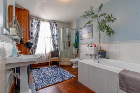 1 Brynland Avenue Bathroom