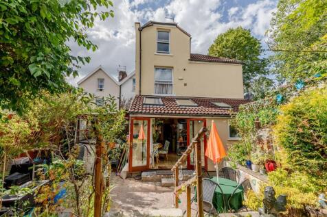 1 Brynland Avenue Courtyard and External