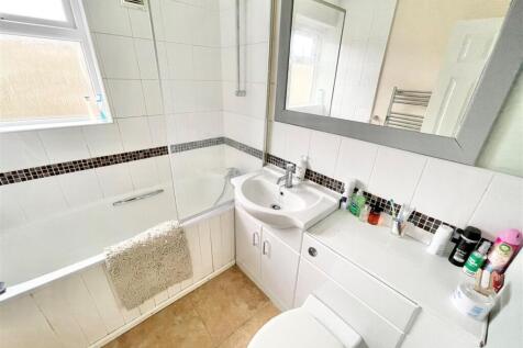 MAIN BATHROOM.jpg