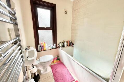 SHARED BATHROOM.jpg