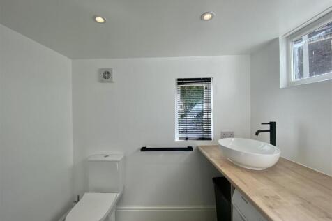 BATHROOM.jpeg