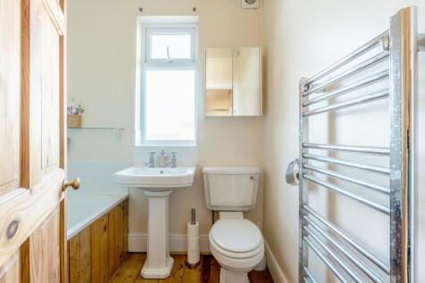 bathroom upstairs.jpeg