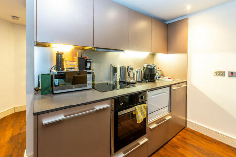 3-111 Ropewalk 00...