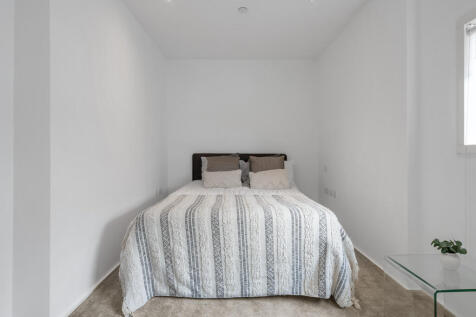 Bedroom 1 (2)