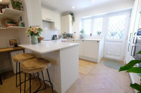 KITCHEN/DINING AREA