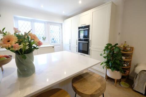 KITCHEN/DINING AREA