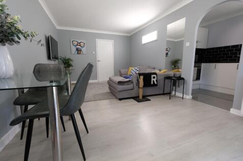 SITTING/DINING ROOM