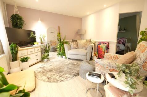 SITTING/DINING ROOM