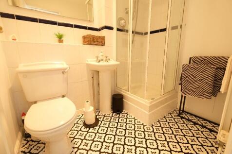 FAMILY SHOWER ROOM