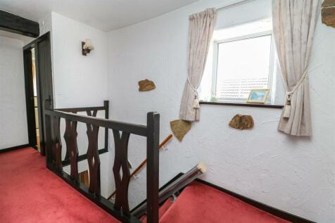 FIRST FLOOR LANDING