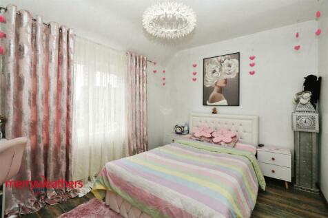 FRONT BEDROOM