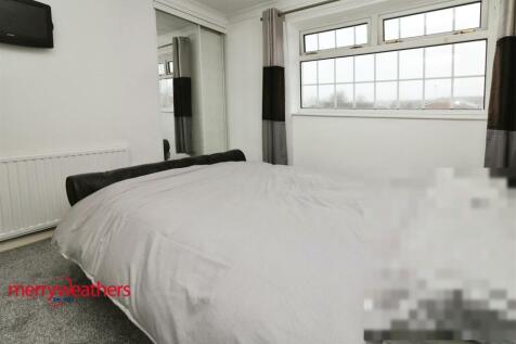 FRONT BEDROOM
