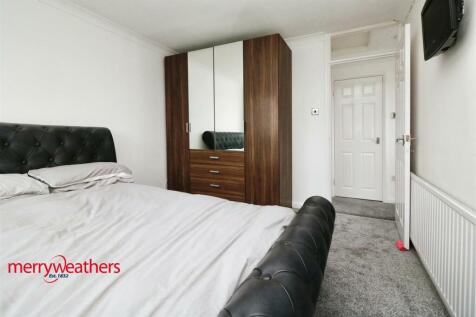 FRONT BEDROOM