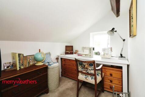 SIDE BEDROOM