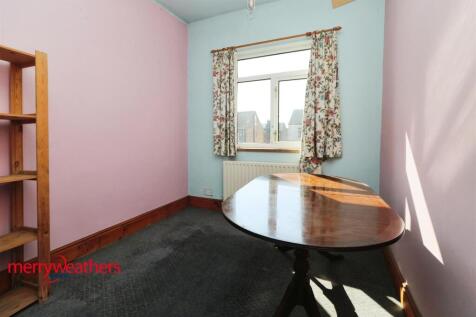 REAR BEDROOM