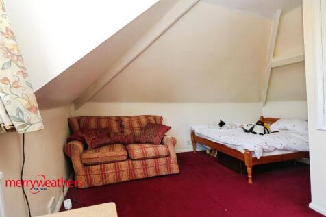 FIRST FLOOR BEDROOM