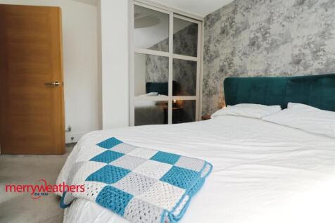 REAR DOUBLE BEDROOM