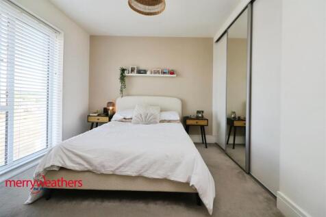 FRONT DOUBLE BEDROOM