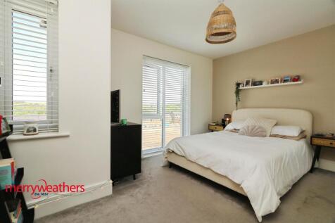 FRONT DOUBLE BEDROOM