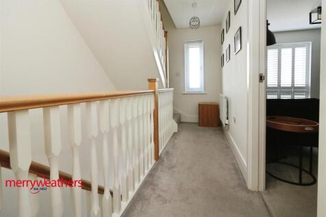 FIRST FLOOR LANDING