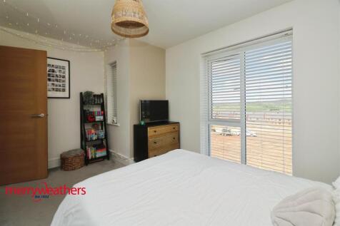 FRONT DOUBLE BEDROOM
