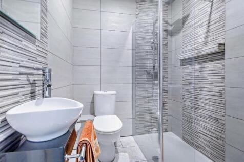 SHOWER/CLOAKROOM