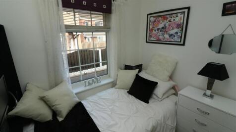 SIDE BEDROOM