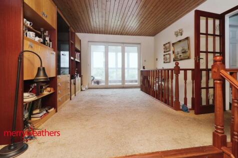 SPLIT-LEVEL LOUNGE/DINING ROOM