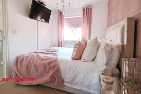 FRONT BEDROOM