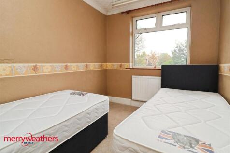 REAR BEDROOM