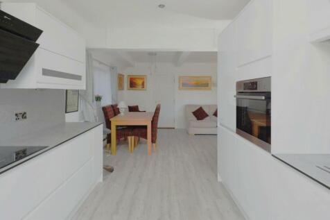 Kitchen 2.jpg
