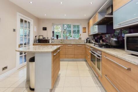Kitchen (b).jpg